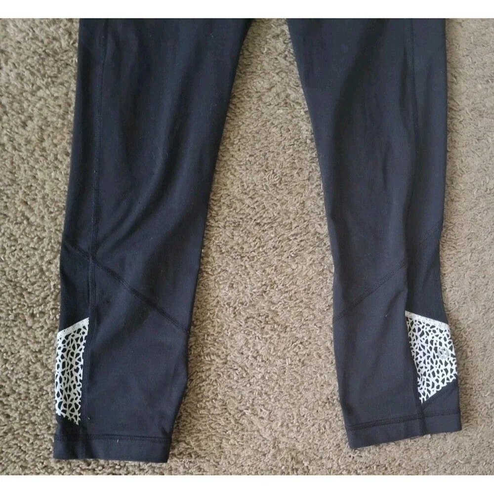 Lululemon Patterned Capri Leggings Size 8 Women's  Black White  Activewear
